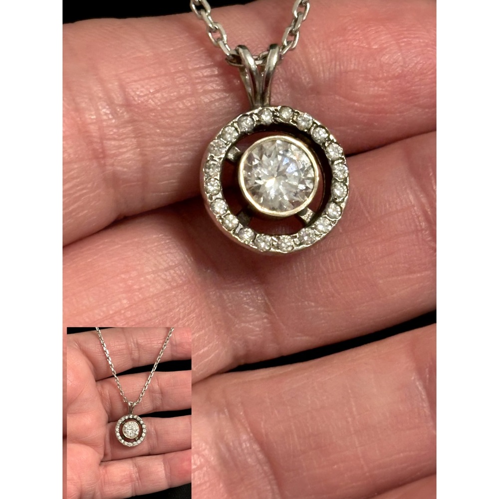 Gorgeous Cubic‎ zirconia Silver necklace. Vintage 18 inch